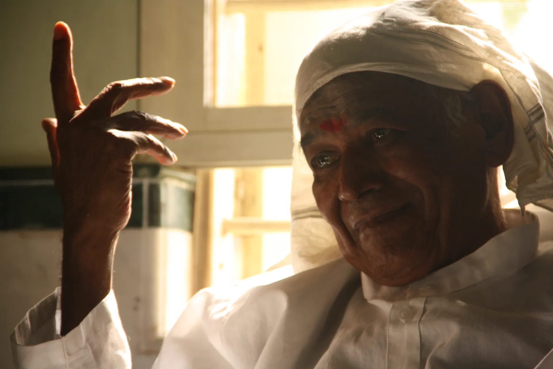 Close portrait of Param Pujya Shri Dhondiram Baba Chavan in white clothing
